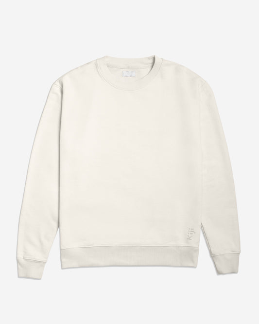 Suéter de moletom na cor off white, feito de moletom 100% algodão. Logo Kiji localizado na parte inferior. Item unissex.